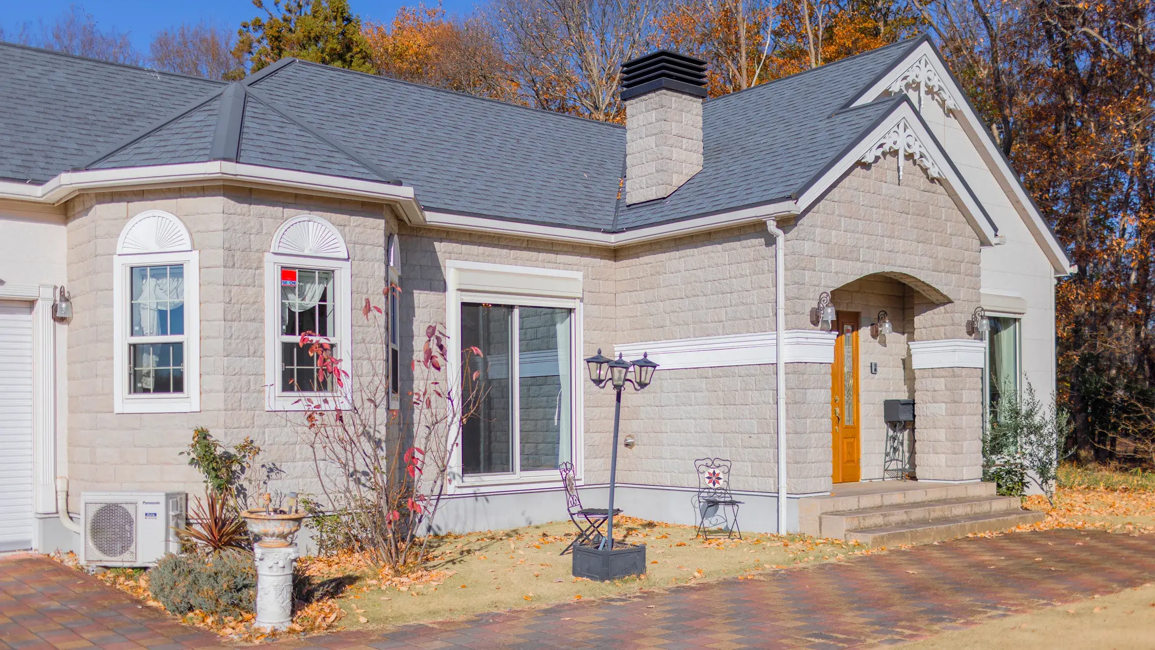 外観は凹凸が多く、奥行きを持たせた設計